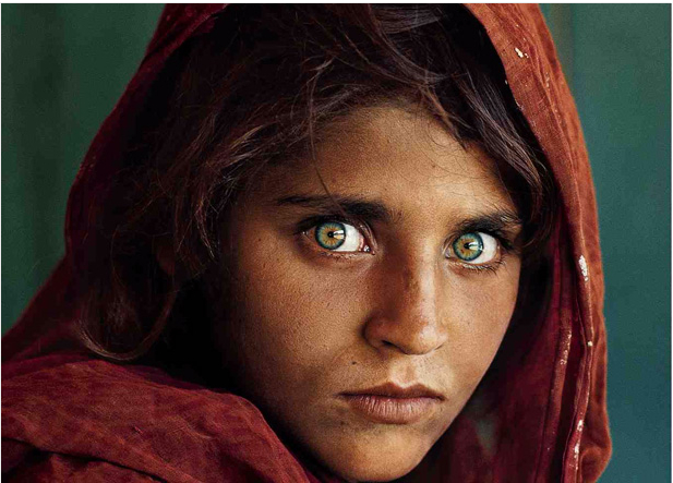 Sharbat Gula fue fotografiada cuando tenía 12 años por Steven McCurry en 1984 en un campo de refugiados en Pakistán, durante la guerra de Afganistán. 