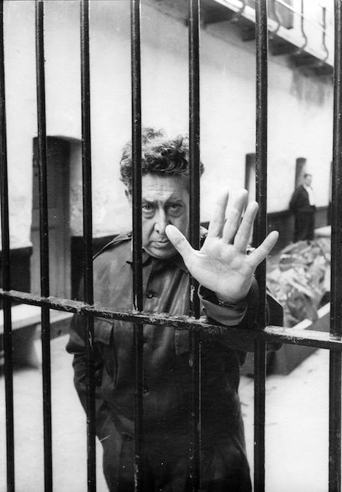 Siqueiros tras las rejas, 1960. Tomada por Héctor García.