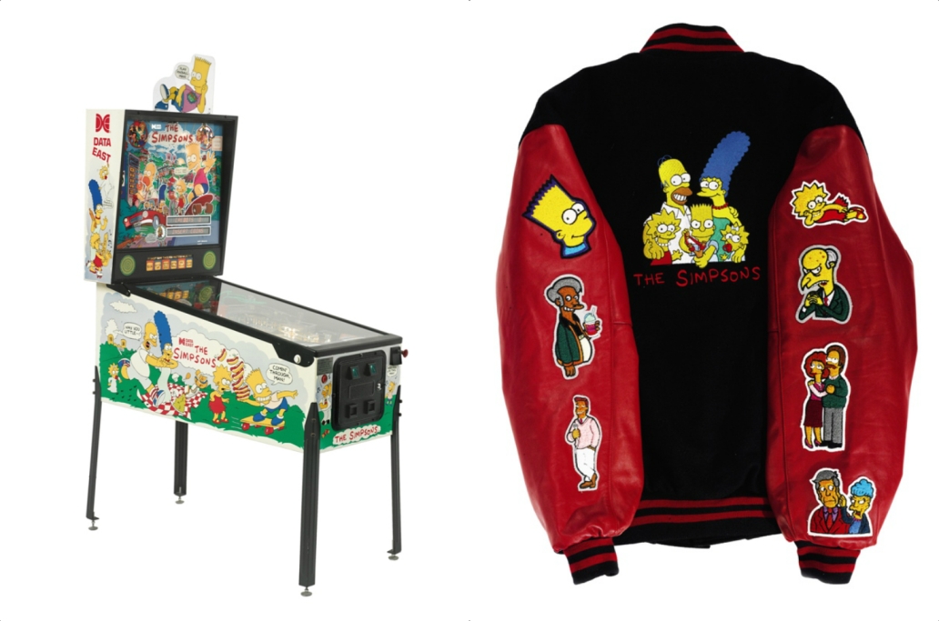 Entre los artículos destaca una máquina de pinball y una chaqueta con los personajes. 