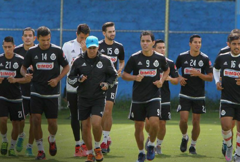 Aunque convivió poco tiempo con él, Michael Pérez, mediocampista de Chivas aprendió mucho de Ángel Reyna