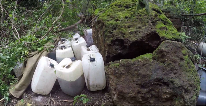 En el lugar se encontraron 74 bidones con capacidad de 50 litros. 