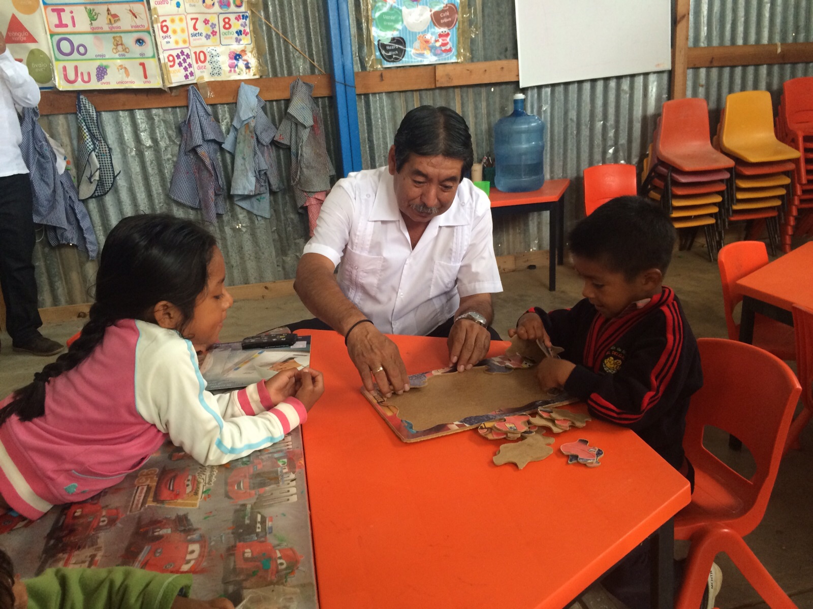 El líder de la sección 22 comenzó el ciclo escolar con niños