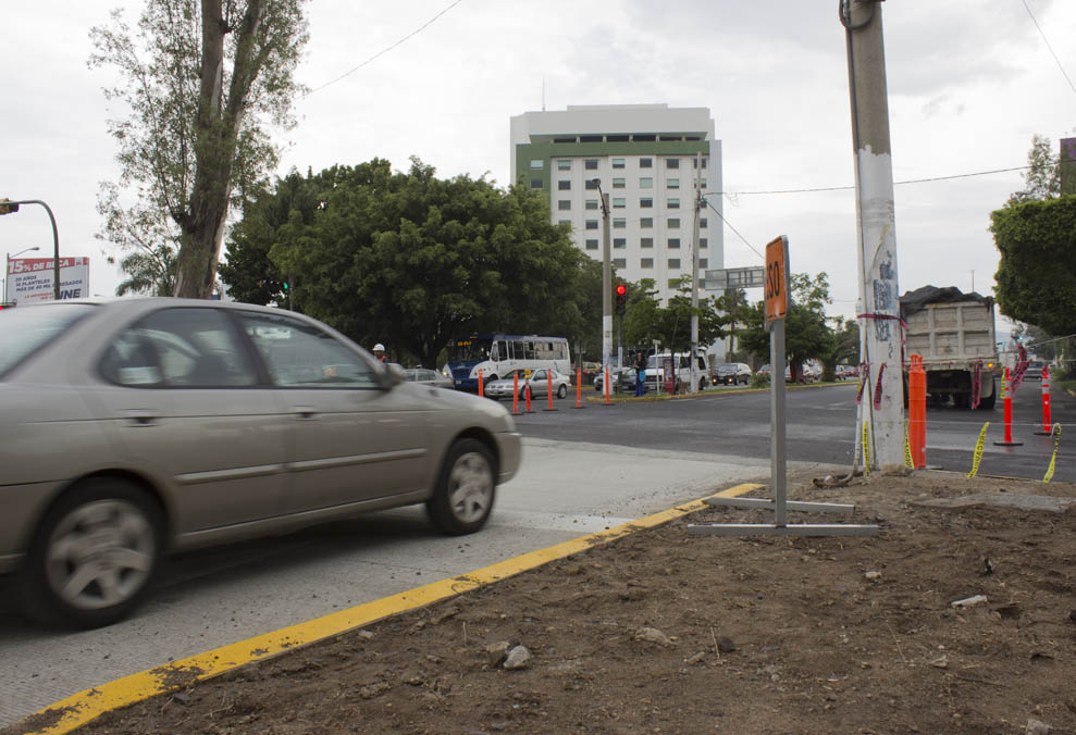 Listos carriles centrales en glorieta de Mariano Otero y López Mateos. Foto: Jorge Vázquez