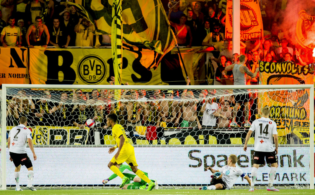 Pierre-Emerick Aubameyang (centro), festeja un gol del BVB en suelo noruego 