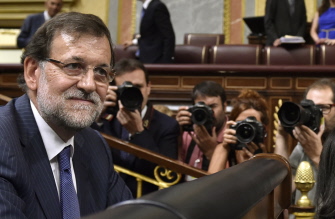 El presidente del gobierno español, Mariano Rajoy, del Partido Popular, posa para los fotógrafos en el Congreso de los Diputados, en Madrid