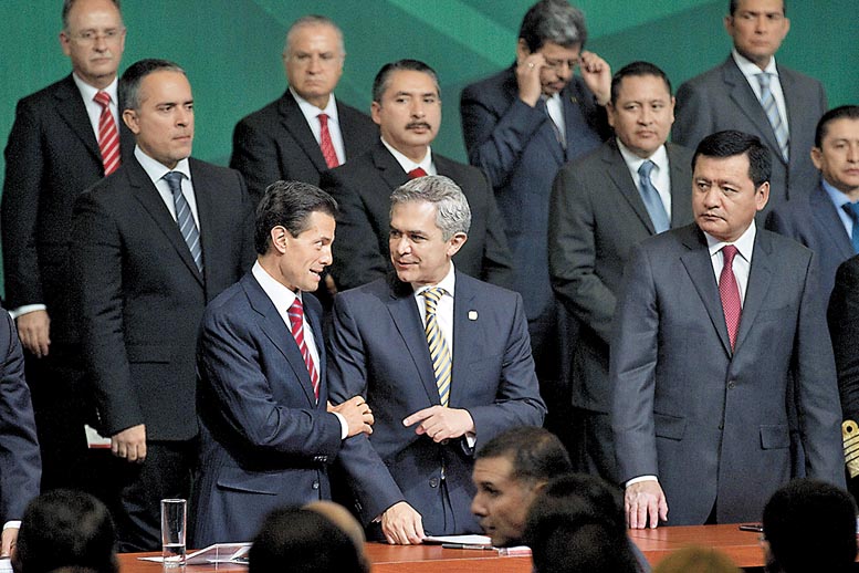 El Presidente y el jefe de Gobierno charlan durante el acto; a la derecha Miguel Osorio, titular de Segob.