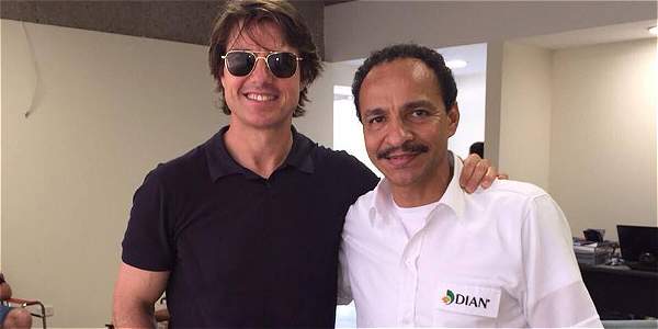 Tom Cruise se dio tiempo para tomarse una foto con un trabajador del aeropuerto. 