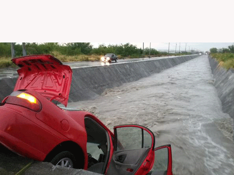 Un automóvil quedó parcialmente en un arroyo de Apodaca.