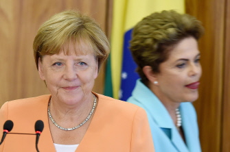 Angela Merkel (i) y la presidenta brasileña Dilma Rousseff (d), durante la conferencia de prensa conjunta en el Palacio de Planalto en Brasilia