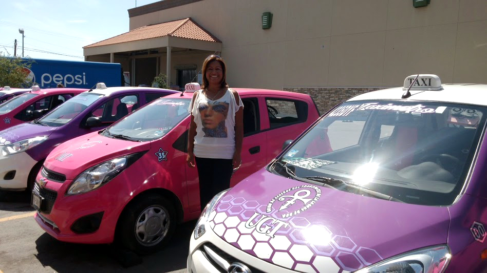 Angélica Alvarado fundadora de los Taxis Rosas en La Laguna. 