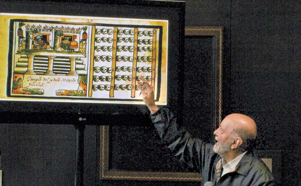 Explicación del arqueólogo Eduardo Matos Moctezuma.
