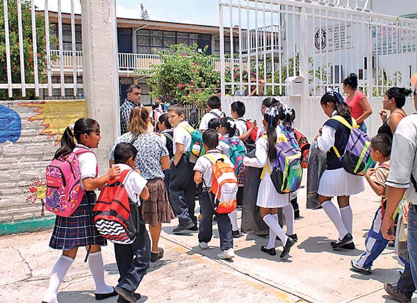 Más de 840 mil alumnos de educación básica vuelven a clases en la ZMG.