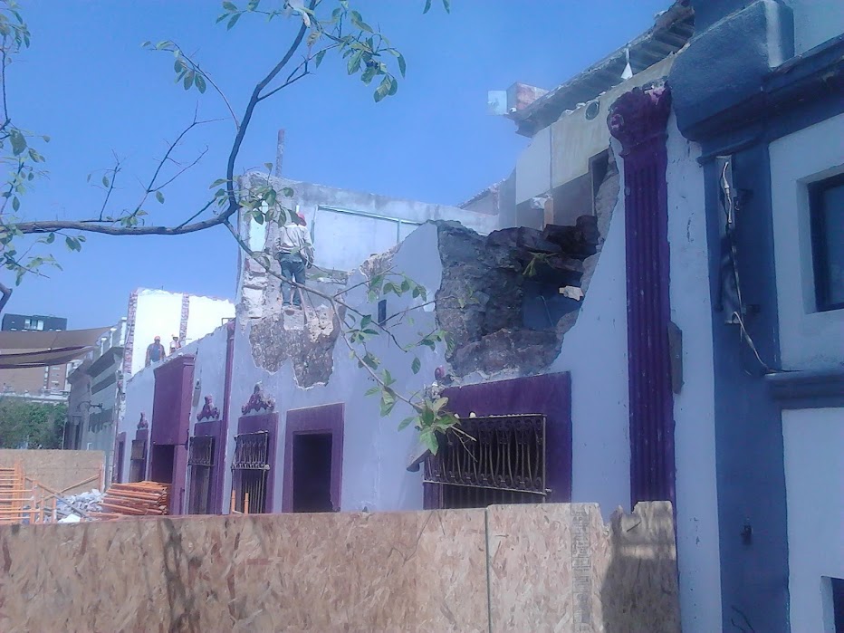 Los trabajos de demolición de la casona continuaron la madrugada de este viernes. 