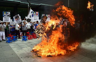 Activistas surcoreanos queman una efigie del líder comunista norcoreano Kim Jong-Un, durante una manifestación en Seúl 
