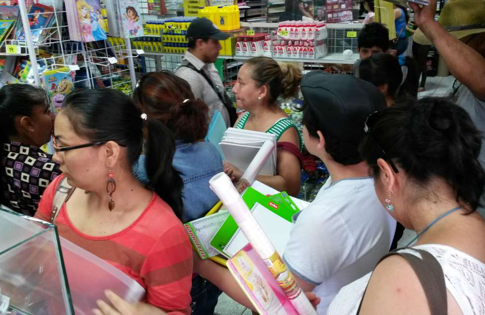 Los apresurados tutores abarrotaron algunos de los locales en los que las filas parecían interminables