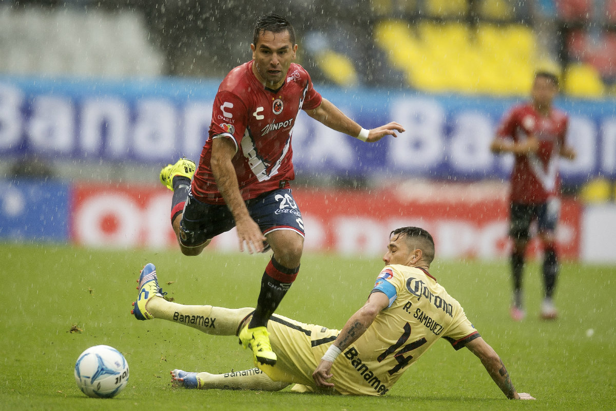 Barrida de Sambueza sobre el balón que controlaba Meneses