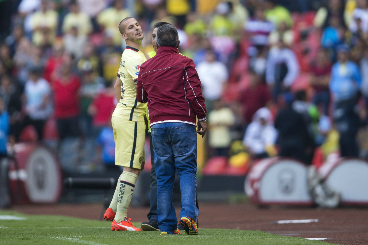 Carlos Reinoso y Benedetto encarándose durante el partido 