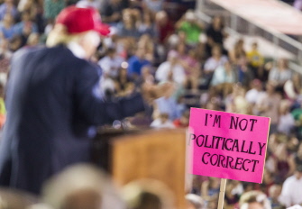 Donald Trump, en un momento del multitudinario acto celebrado en Mobile, el mayor de la campaña hasta ahora