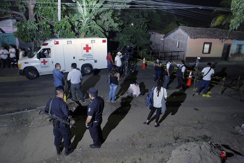 Agentes de la Policía Nacional Civil (PNC) de El Salvador, ante el penal de Quezaltepeque, a 25 kilómetros al noroeste de San Salvador