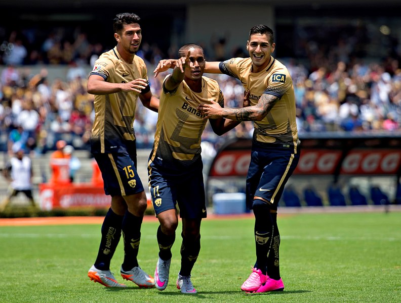 Eduardo Herrera, Fidel Martínez e Ismael Sosa celebran el triunfo 