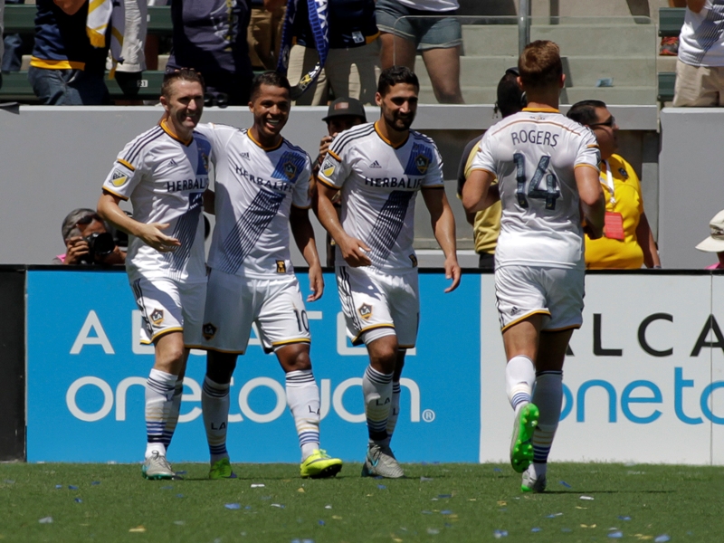 Giovani dos Santos celebra con sus compañeros 