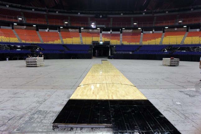 Instalación de duela en el Palacio de los Deportes 