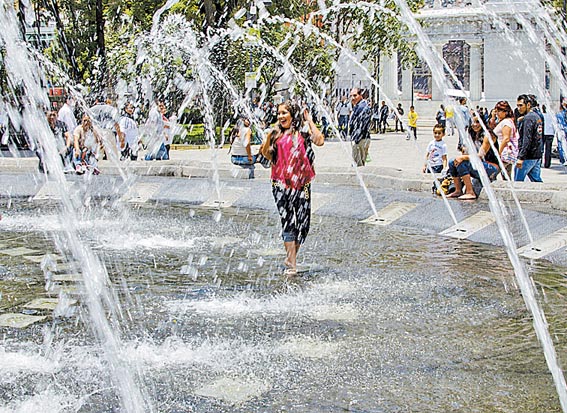 Los menores disfrutaban de los chorros de agua. 