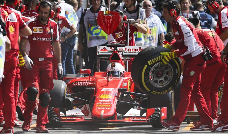 Sebastian Vettel, entra a los pits, tras el percance con su neumático reventado 