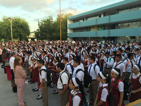 Los alumnos esperaron en el patio mientras buscaban un salón para ubicarlos 
