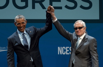 Barack Obama (i) y el líder de la minoría demócrata en el Senado, Harry Reid (d), saludan después de la intervención del mandatario