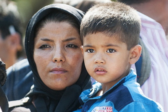 Una emigrante y su hijo esperan a cruzar a Macedonia en la frontera greco-macedonia, junto a la ciudad de Gevgelija 