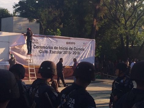 Gabino Cué inauguró el ciclo en la Escuela Primaria Patria Libre. 