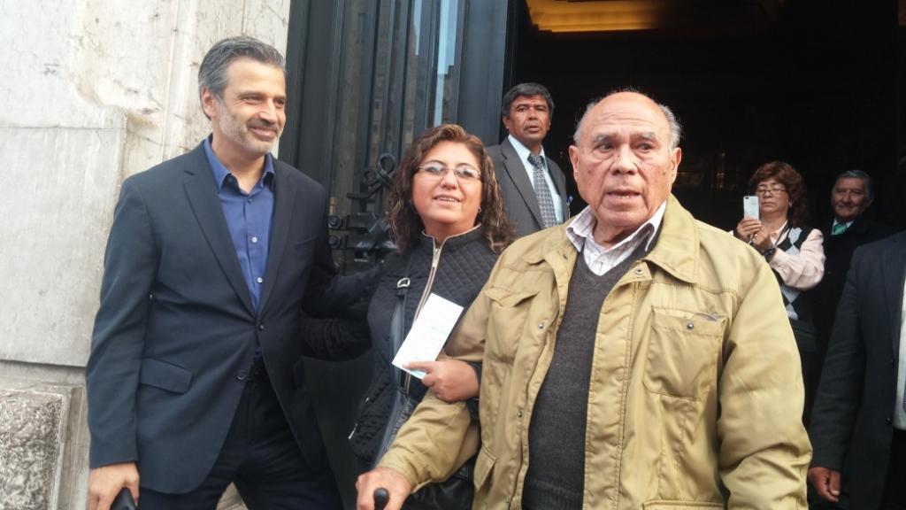 Miguel Angel Fernández, director del Palacio de Bellas Artes, con los últimos visitantes del 'maratón Da Vinci'.