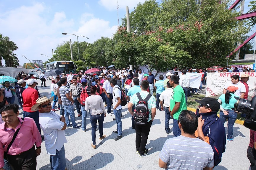 El Movimiento Magisterial Docente de Costa Norte se manifestó a las afueras de la torre de la Secretaría de Educación Jalisco 