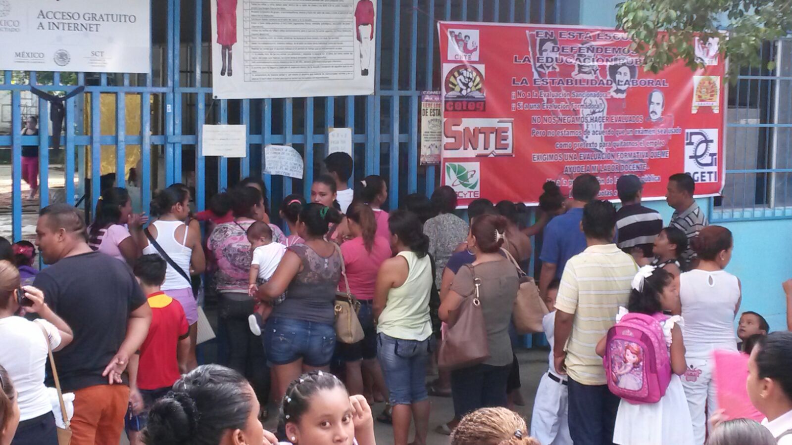 Padres de familia reclamaron a los maestros la suspensión de clases. 