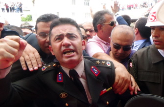 El teniente coronel turco Mehmet Alkan muestra su dolor en el funeral de su hermano, capitán Ali Alkan, en Osmaniye 