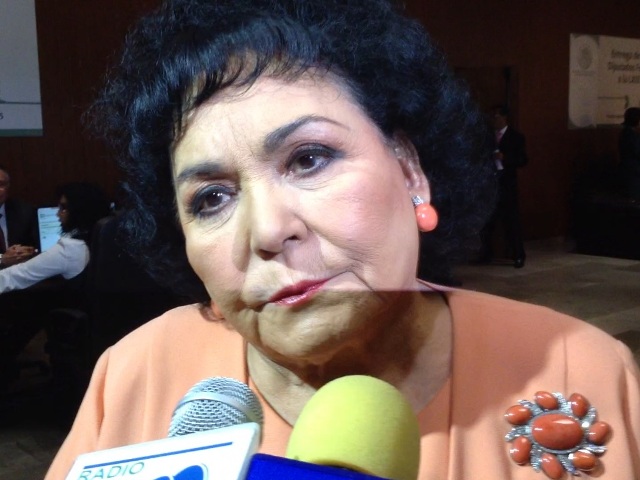 Carmen Salinas acudió al Palacio de San Lázaro para obtener la credencial que la acredita como diputada federal del PRI.