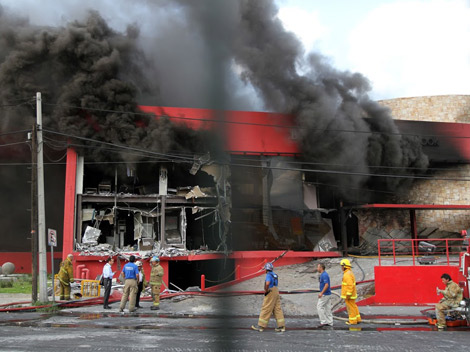 Un comando de delincuentes desciende de cuatro vehículos e irrumpen con garrafones de 20 litros de combustible que vacían en el interior del casino Ro