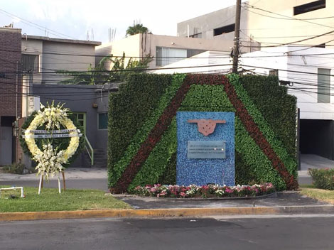 La corona de flores blancas fue llevada desde temprana hora.