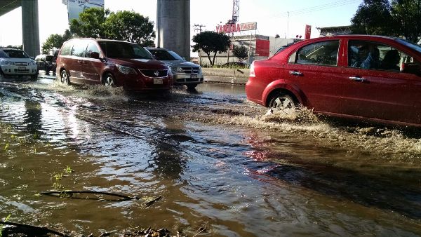  De los tres carriles de la avenida, sólo uno está abierto. 