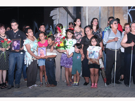 Familiares de las víctimas, afuera de las instalaciones del Royale.