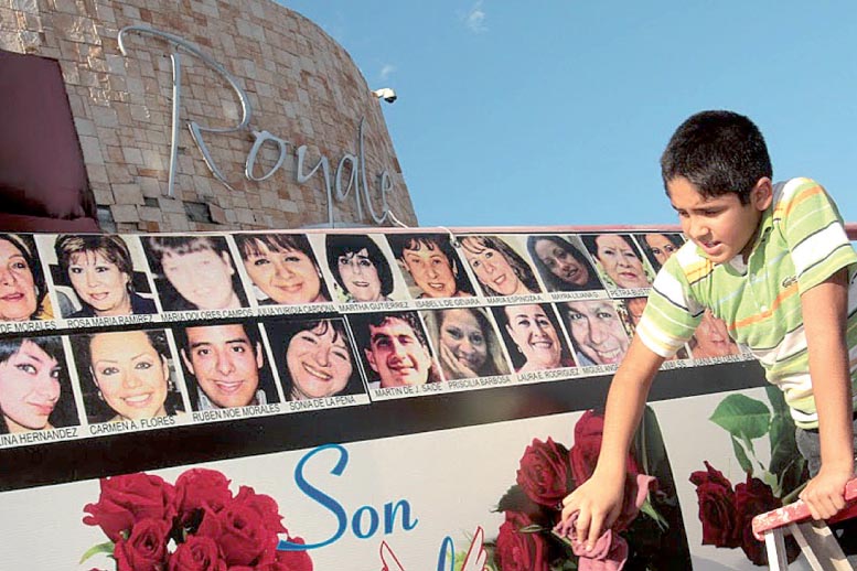 Los familiares han instalado diversas ofrendas frente al inmueble en los últimos cuatro años. 