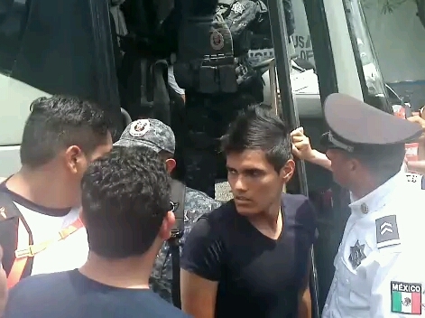 Los 48 normalistas fueron llevados en un autobús ante el Ministerio Público. 