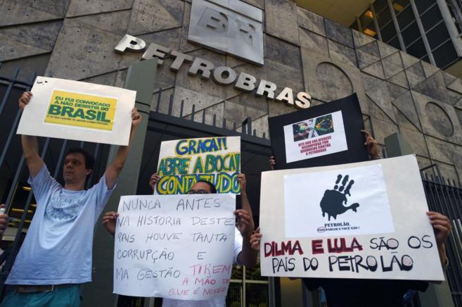 Manifestantes contrarios a Dilma Rousseff reclaman su salida del poder en la última gran manifestación en Río de Janeiro