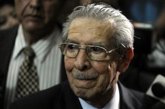 El ex presidente de Guatemala (1982-1983), general retirado José Efraín Ríos Montt, escucha la sentencia en un juicio en Ciudad de Guatemala