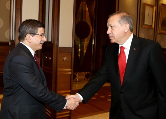 El presidente turco, Recep Tayyip Erdogan (d) saluda al primer ministro, Ahmet Davutoglu, antes de su entrevista de hoy en Ankara
