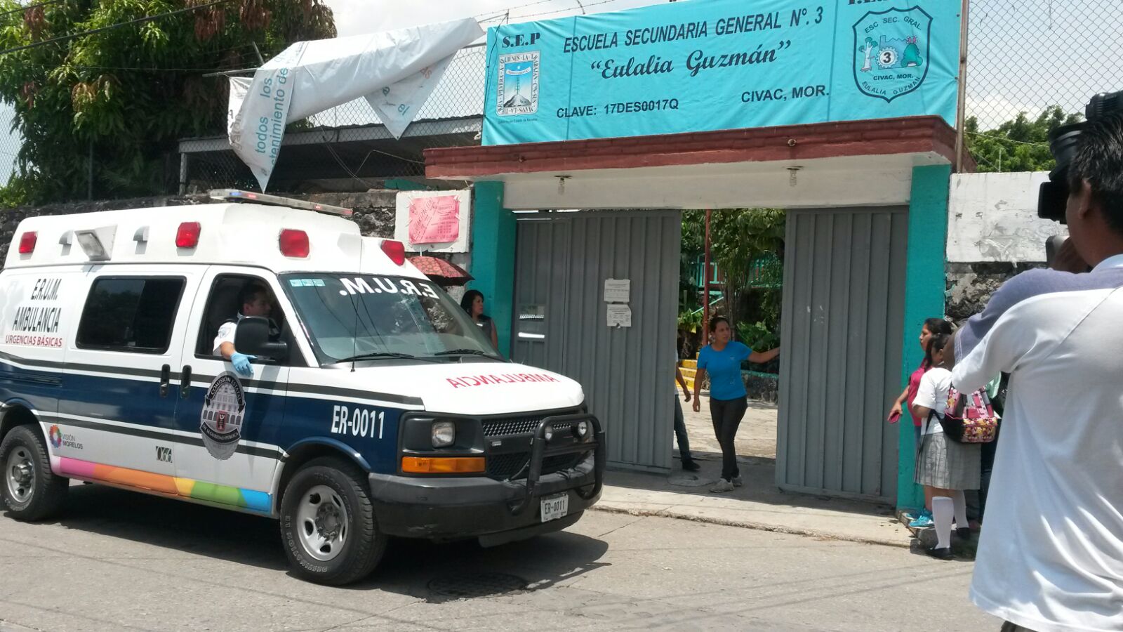 Ambulancias llegaron a la escuela para trasladar a los estudiantes. 
