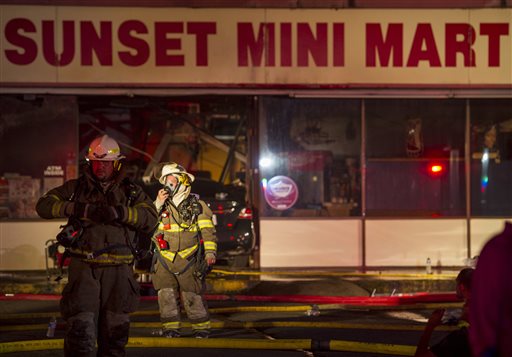 Bomberos trabajan en la tienda Sunset Mini Mart, donde se produjo un incendio tras atrincherarse el autor del tiroteo