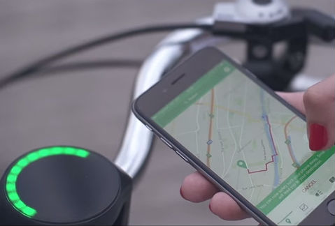 El dispositivo se conecta con tu celular a través de Bluetooth.