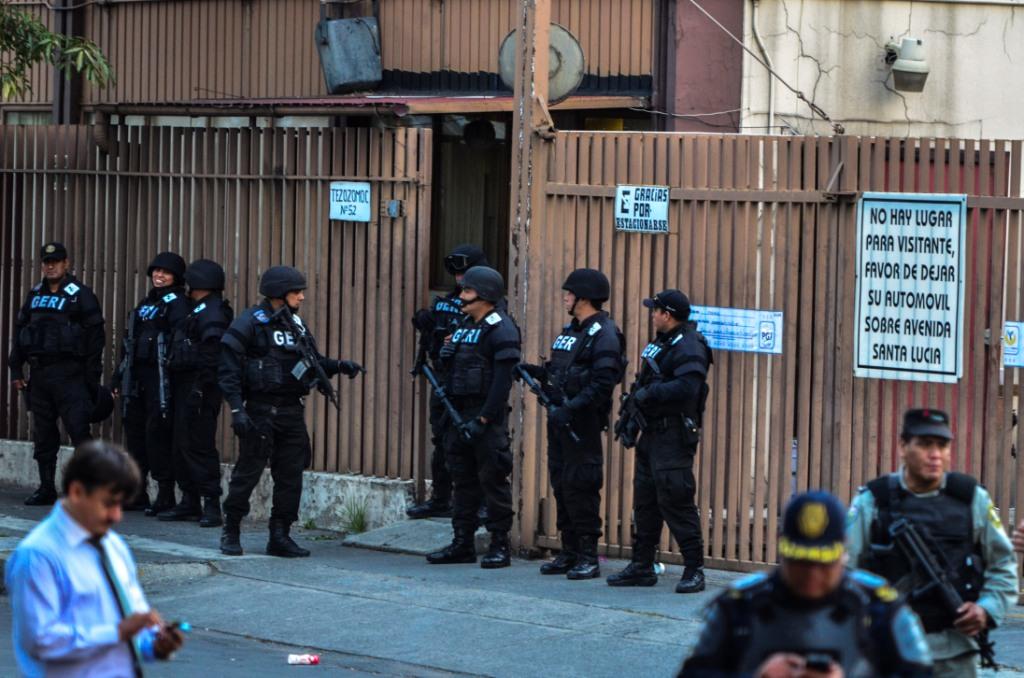 En el primer inmueble fueron detenidas nueve personas, entre ellas una mujer.